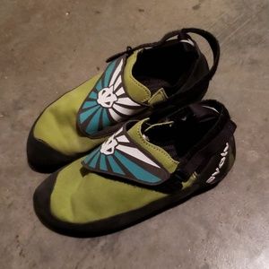 Evolv kids climbing shoes size 5